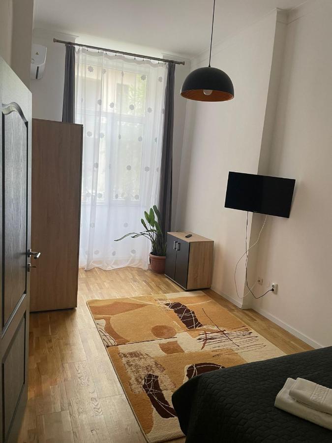 Central Apartment With 2 Bedrooms And 2 Bathrooms Oradea Exterior photo