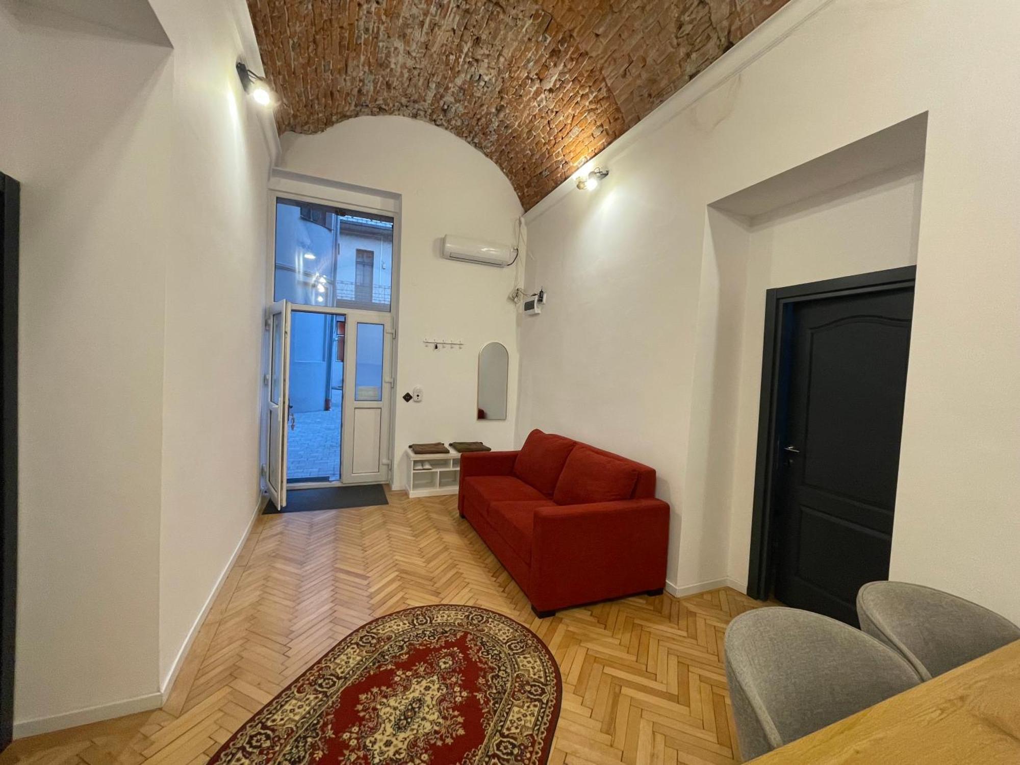 Central Apartment With 2 Bedrooms And 2 Bathrooms Oradea Exterior photo